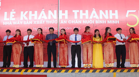  Phó chủ tịch UBND tỉnh Võ Văn Chánh và ông Nguyễn Xuân Dương, Phó cục trưởng Cục Chăn nuôi  tham dự lễ cắt băng khánh thành Nhà máy thức ăn Chăn nuôi.