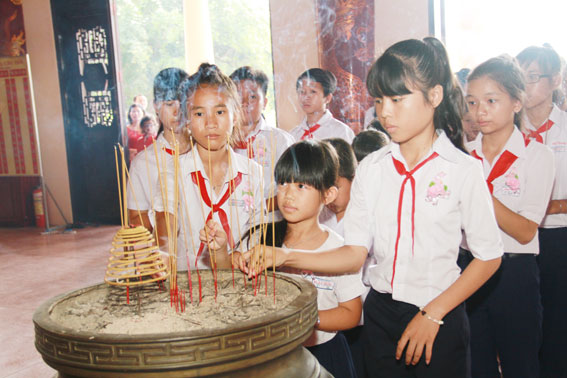 Đồng chí Trần Huy Thanh, Tổng Biên tập báo Đồng Nai (ảnh trên) và các em học sinh dâng hương tại Văn miếu Trấn Biên.