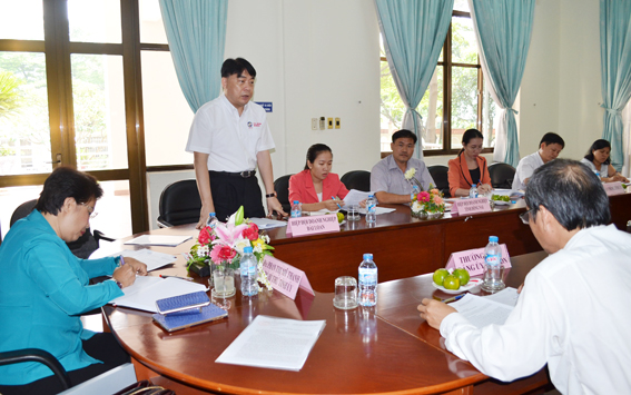  Đồng chí Phan Thị Mỹ Thanh, tặng quà cho ông Giản Chí Minh, nhân dịp ông tiếp tục làm hội trưởng Hiệp hội doanh nghiệp Đài Loan tại Đồng Nai.