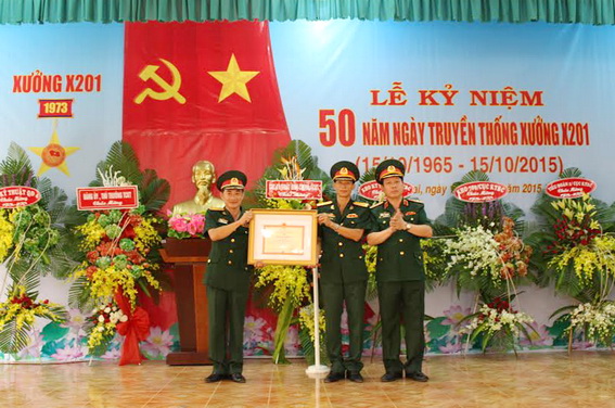 Thiếu tướng Nguyễn Hữu Chính, Bí thư Đảng ủy, Chính ủy TCKT trao Bằng khen của Bộ Quốc phòng cho CBCS Xưởng X201.