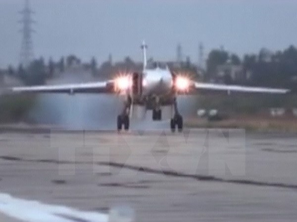 Máy bay Sukhoi Su-24M của Nga hạ cánh xuống sân bay quân sự Hmeymim gần thành phố Latakia, Syria. (Nguồn: AFP/TTXVN)