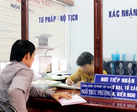 Người dân đến làm thủ tục hành chính tại Phòng một cửa ở UBND thị trấn Tân Phú.  Ảnh: N.Liên