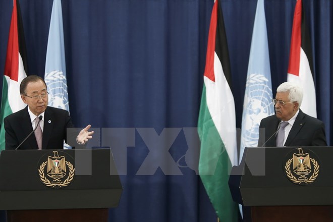 Tổng Thư ký LHQ Ban Ki-moon (trái) và Tổng thống Palestine Mahmoud Abbas (phải). (Ảnh: THX/TTXVN)