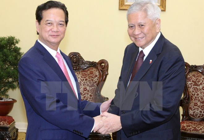 Prime Minister Nguyen Tan Dung (L) shakes hands with Philippine Secretary of Foreign Affairs Albert del Rosario