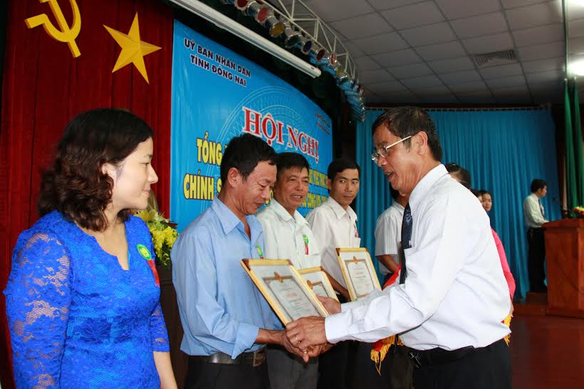 Phó chủ tịch UBND tỉnh Nguyễn Thành Trí trao bằng khen của UBND tỉnh cho các đơn vị và cá nhân