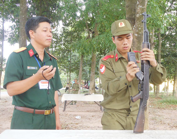Học sinh Nguyễn Anh Hoàn Thiện, cựu học sinh Trường THPT Tam Hiệp, TP.Biên Hòa tham gia phần thi tháo lắp súng tại Hội thao giáo dục Quốc phòng – An ninh học sinh THPT toàn quốc lần thứ I, được tổ chức tại Đồng Nai vào tháng 12 năm 2013.