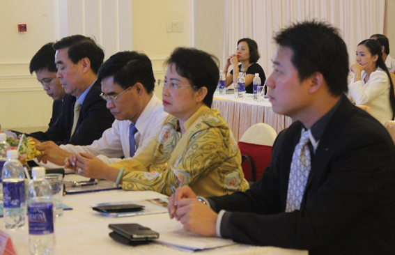 Các Tham tán Công sứ thương mại và lãnh đạo tỉnh tại hội nghị.