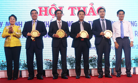 Lãnh đạo tỉnh tặng kỷ niệm chương cho các Tham tán Công sứ thương mại.