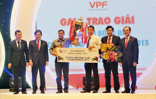 Ông Cao Văn Chóng (thứ hai từ phải sang) tại lễ trao giải tổng kết V-League 2015 (Nguồn: TTXVN)