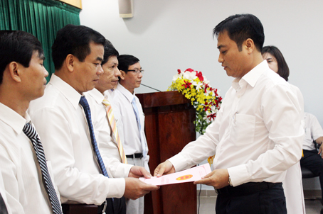 Cục trưởng Cục Thuế Đồng Nai Nguyễn Văn Công trao quyết định thành lập và luân chuyển cán bộ về Phòng Thanh tra giá chuyển nhượng. Ảnh: H.G