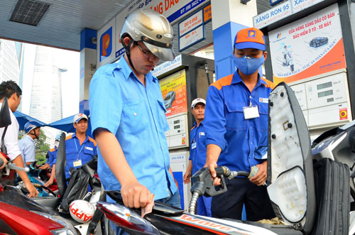 The retail price of petrol fell by VND770 to reach VND17,230 (76 US cents) per litre at 3pm on November 3.