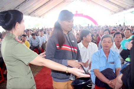  Thái độ thân thiện của các cán bộ, chiến sĩ công an luôn tạo được ấn tượng trong mắt người dân. Trong ảnh: Cán bộ, chiến sĩ Công an tỉnh hướng dẫn người dân tham gia buổi lễ phát động phong trào Toàn dân bảo vệ an ninh Tổ quốc tại huyện Định Quán.