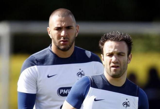 Karim Benzema và Valbuena. (Nguồn: Reuters)