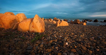 Co Thach Beach in Tuy Phong District's Binh Thanh Commune is a must-see destination in the central province of Binh Thuan as it has a pristine beauty, yellow sands and colourful stones. 