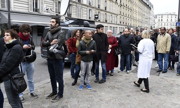 Dòng người xếp hàng hiến máu cho các nạn nhân khủng bố ở Paris (Nguồn: Guardian)