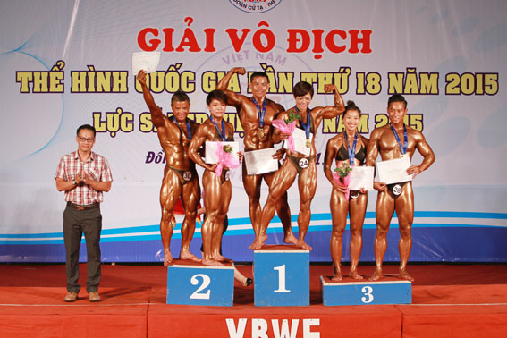 Đôi Tôn Hoàng Khánh Lan – Nguyễn Doãn Phong trên bục nhận HCV đôi nam nữ phối hợp trên 52kg.