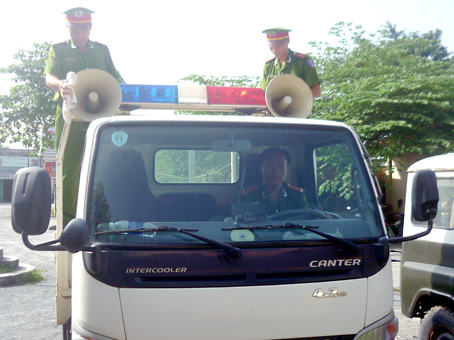 Cán bộ, chiến sĩ Đồn công an Khu công nghiệp Thạnh Phú chuẩn bị phương tiện để tuyên truyền lưu động tại các khu dân cư về công tác đấu tranh phòng, chống tội phạm.