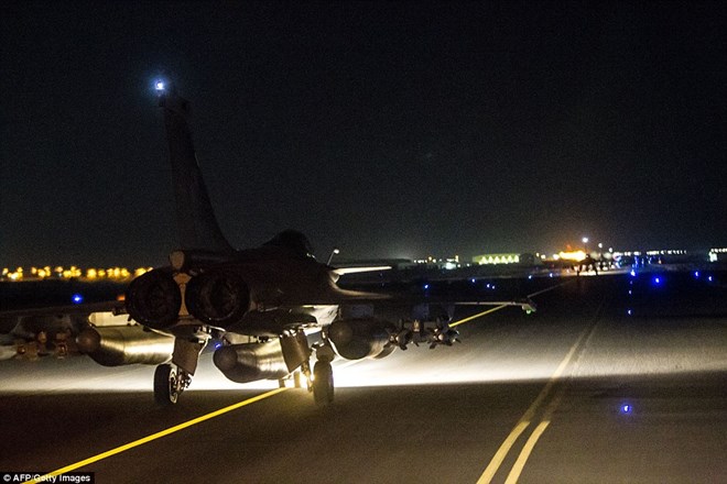 Một trong 10 chiến đấu cơ của Pháp tham gia không kích IS ở Syria, đêm 15/11. (Nguồn: AFP)