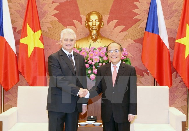 NA Chairman Nguyen Sinh Hung (R) receives President of the Senate of the Czech Republic Milan Stech
