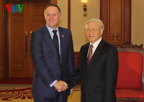 Party General Secretary Nguyen Phu Trong (R) and New Zealand Prime Minister John Key 