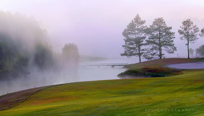  In late autumn, the misty lake looks like a mysterious picture.  