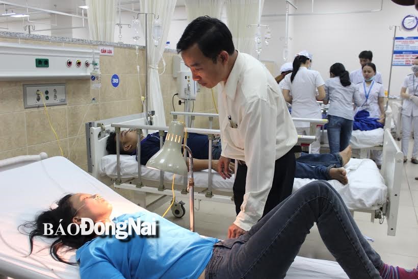 Phó giám đốc Sở Y tế Lê Quang Trung hỏi thăm tình trạng bệnh của một công nhân