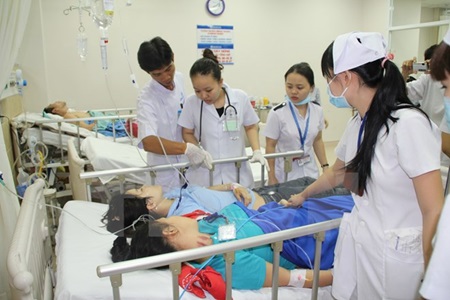 Workers getting treatment for food poisoning at Dong Nai General Hospital. 