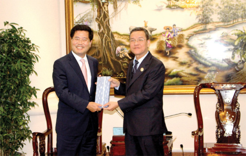 Dong Nai Province People’s Committee Chairman Dinh Quoc Thai (right) receives foreign investors