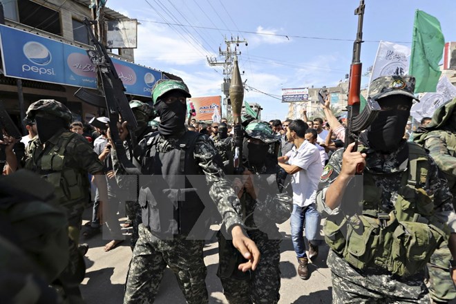 Các tay súng phong trào Hamas tại Deirl al-Balah thuộc Dải Gaza ngày 10/10 vừa qua. (Ảnh: Reuters/TTXVN)