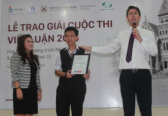 Huỳnh Phú Sang đoạt giải nhất thi viết luận tiếng Anh