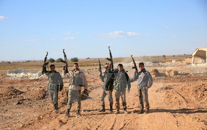 Binh sỹ Syria tại khu vực ngoại ô Kweyris, gần căn cứ không quân Kweyris, phía đông Aleppo, Syria . (Ảnh: AFP/TTXVN)