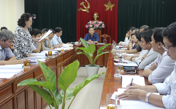 Chairman Dinh Quoc Thai presides over the meeting.