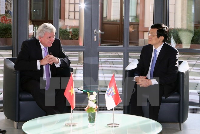 President Truong Tan Sang (R) and Minister-President of the State of Hessen Volker Bouffier