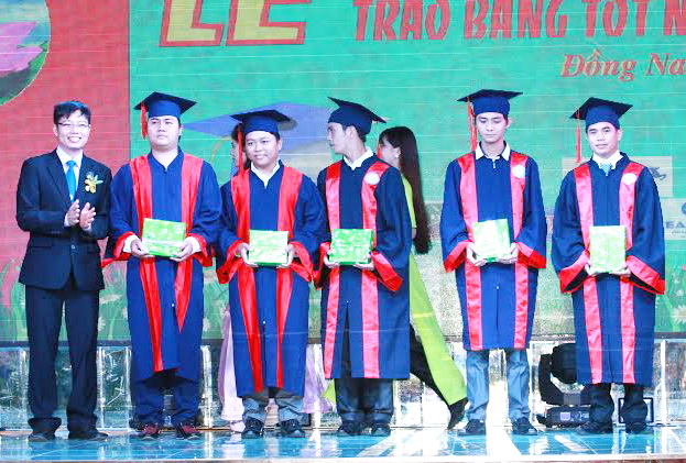 Thêm 5 cử nhân Lào và Campuchia được nhận bằng tốt nghiệp