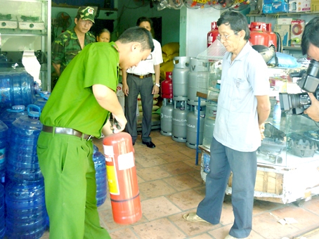 Kiểm tra công tác an toàn phòng cháy, chữa cháy tại cơ sở mua bán khí hóa lỏng.