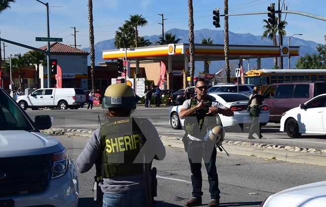 Cảnh sát làm nhiệm vụ tại hiện trường vụ xả súng ở San Bernardino. (Ảnh: AFP/TTXVN)