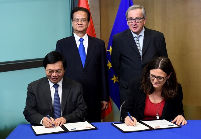 Prime Minister Nguyen Tan Dung and President of the European Commission Jean-Claude Juncker witness the signing ceremony