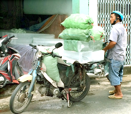 Xe máy cũ kỹ vẫn được dùng để chuyên chở hàng hóa trên đường.