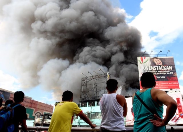 Hỏa hoạn thiêu rụi hoàn toàn một khu ổ chuột gần một nhà tù ở quận Quiapo, thủ đô Manila. (Ảnh: Angel Santos)