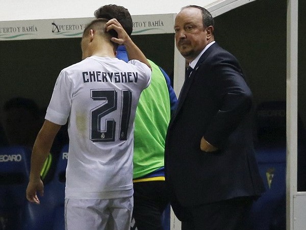 Cầu thủ Denis Cheryshev và huấn luyện viên Benitez trong trận gặp câu lạc bộ Cadiz. (Nguồn: Reuters)