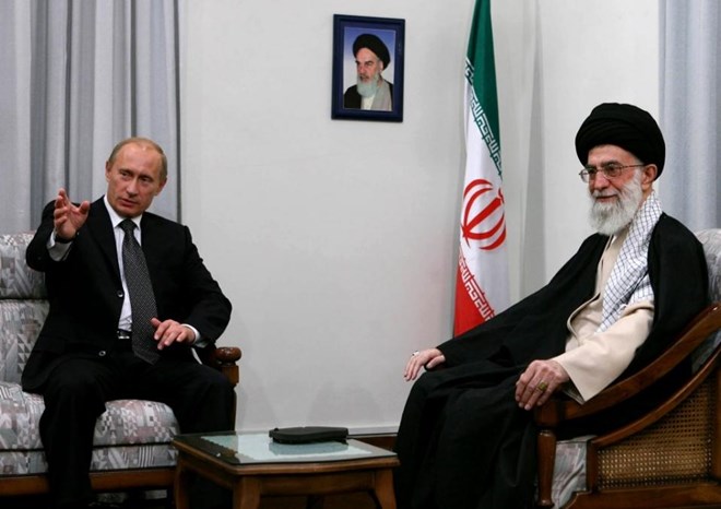 Tổng thống Nga Vladimir Putin tiếp kiến giáo chủ Khamenei trong chuyến thăm Iran cuối tháng 11 (Nguồn: AFP)