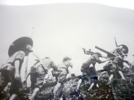 Tiến công sân bay Biên Hòa lần thứ nhất (tháng 10-1964) của Đoàn pháo binh miền Đông.