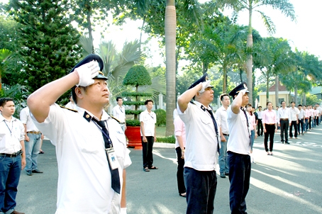 Cán bộ, nhân viên Công ty Biti’s (TP.Biên Hòa) tham gia chào cờ đầu tuần tại công ty.