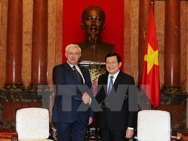 State President Truong Tan Sang (R) and Governor of Saint Petersburg Georgy Poltavchenko