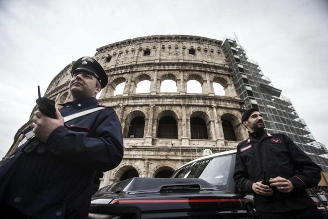 Cảnh sát gia tăng bảo vệ các di tích có ý nghĩa biểu tượng với Italy như Đấu trường La Mã Coliseum ở Rome. (Nguồn: ANSA)