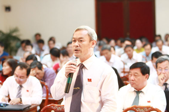 Đại biểu Nguyễn Phú Cường, Bí thư Tỉnh ủy phát biểu tại phiên chất vấn. Ảnh: Công Nghĩa
