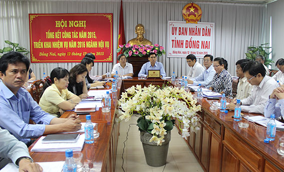 Phó chủ tịch UBND tỉnh Trần Văn Vĩnh chủ trì hội nghị trực tuyến tại điểm cầu Đồng Nai. 