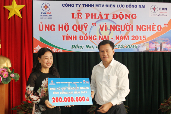 (ĐN)- Dong Nai Power Company Ltd on December 10 handed over VND200 million to the provincial Fatherland Front Committee’s Fund for the Poor.