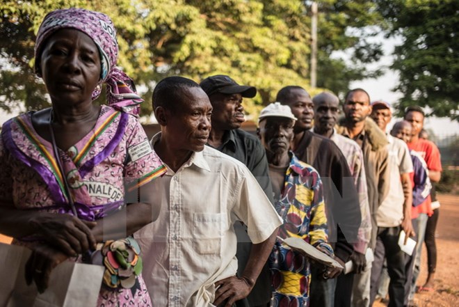  Cử tri xếp hàng chờ bỏ phiếu tại Bangui, Cộng hòa Trung Phi ngày 13/12. (Nguồn: AFP/TTXVN) 