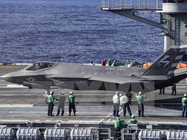 Máy bay chiến đấu F-35C do Tập đoàn Lockheed Martin chế tạo trên tàu sân bay USS Dwight D. Eisenhower của Mỹ ở Đại Tây Dương ngày 4/10. (Nguồn: AFP/TTXVN)